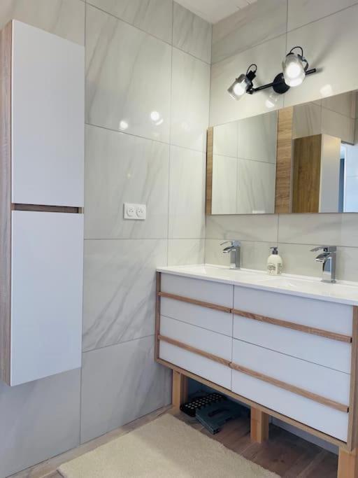 Agreable Maison De Village Avec Balcon Roiffieux Exteriör bild