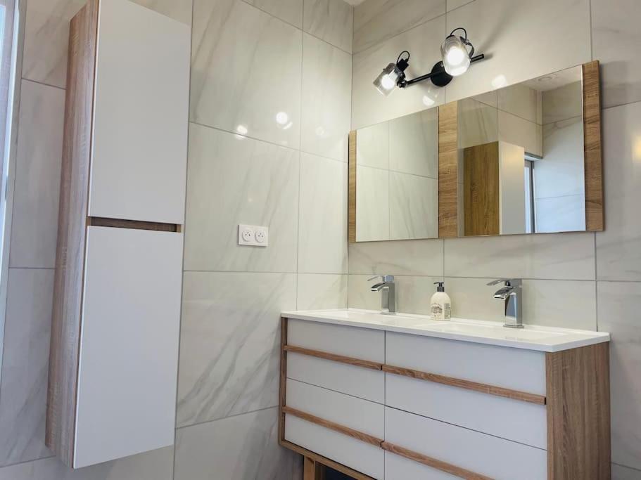 Agreable Maison De Village Avec Balcon Roiffieux Exteriör bild