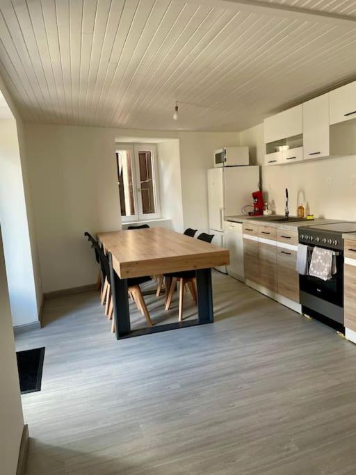 Agreable Maison De Village Avec Balcon Roiffieux Exteriör bild