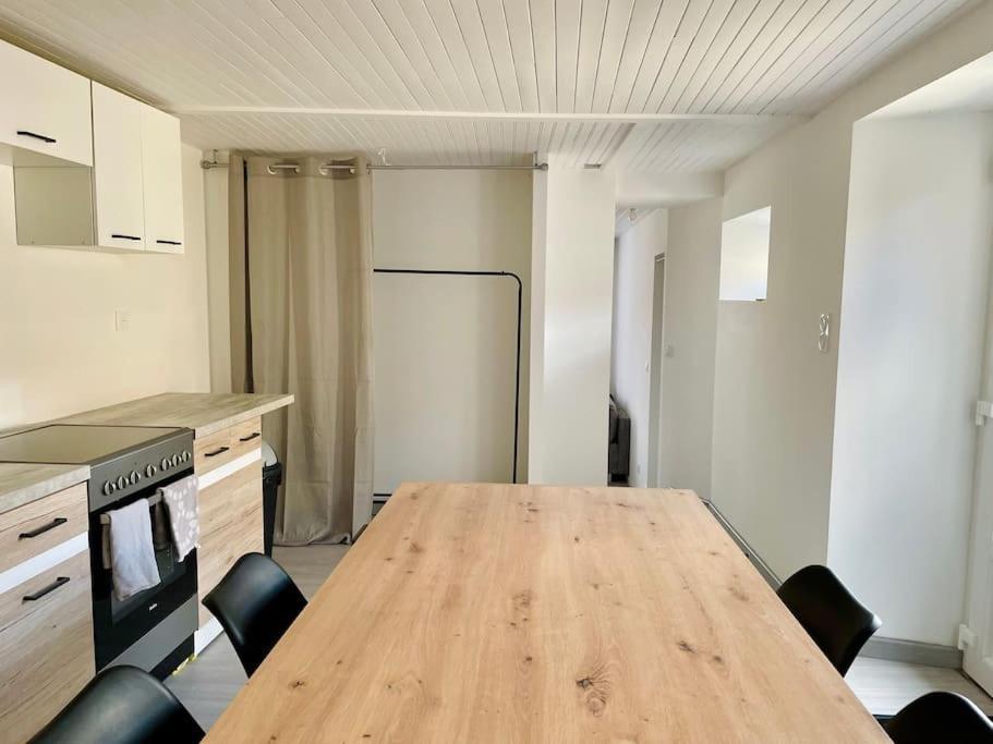 Agreable Maison De Village Avec Balcon Roiffieux Exteriör bild